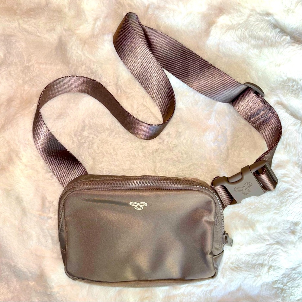 NEW!! Aritzia On-The-Way Bag